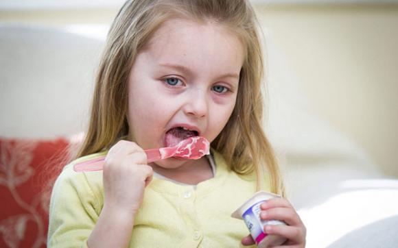 Bé gái 4 tuổi không chịu ăn thứ gì ngoài sữa chua