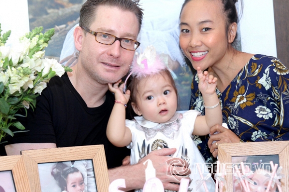 Vợ chồng Đoan Trang đội nắng cho con gái tập đi 9