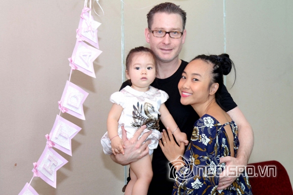 Vợ chồng Đoan Trang đội nắng cho con gái tập đi 10