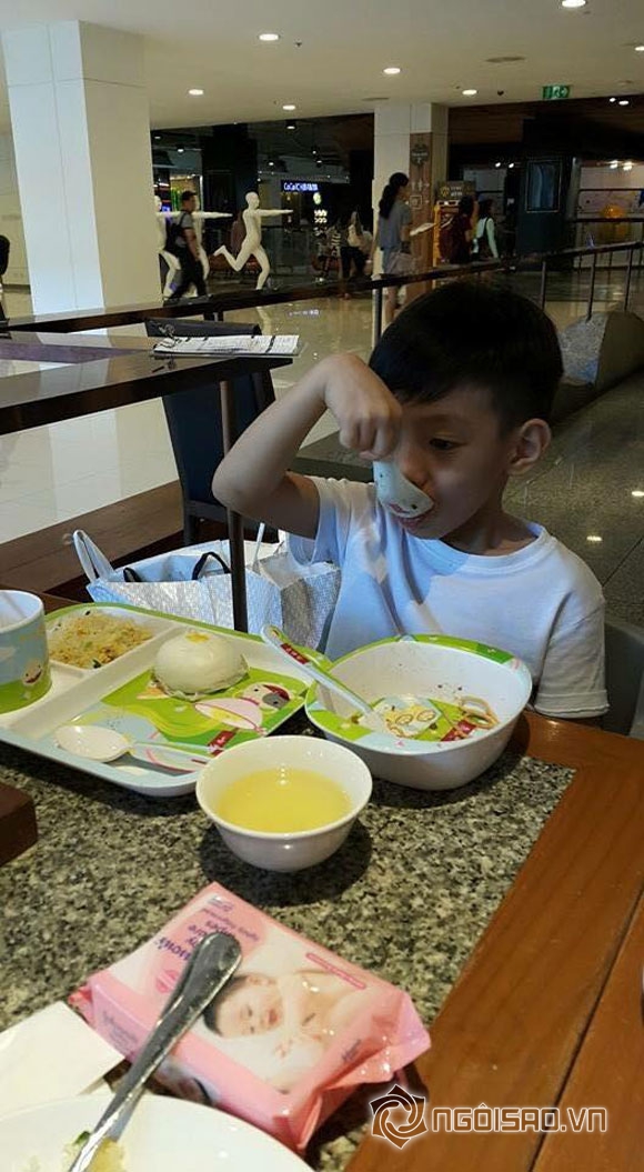 Hồ Ngọc Hà đưa Subeo đi ăn tại nhà hàng hạng sang 3