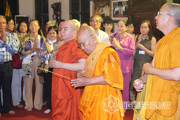 sao Việt, Uyên Thảo, diễn viên Uyên Thảo, Uyên Thảo diện áo dài, Uyên Thảo đi lễ chùa