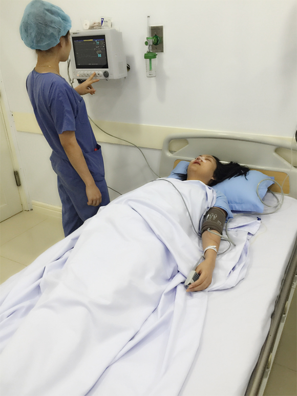 Nữ hoàng dao kéo Phi Thanh Vân,Phi Thanh Vân,Phi Thanh Vân bất ngờ nhập viện,Phi Thanh Vân lên bàn mổ,Phi Thanh Vân kiểm tra tình hình sức khỏe,Phi Thanh Vân phẫu thuật điều chỉnh mũi,sao Việt