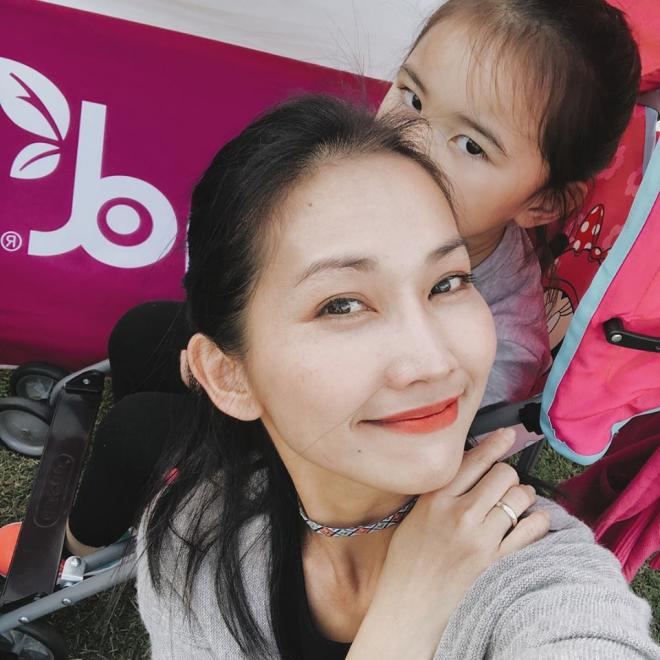Tin sao Việt 17/10/2018: Hoa hậu Thu Hoài lần đầu hé lộ về lý do 'cạch mặt' Phạm Hương; Thanh Hương 'Quỳnh búp bê' cầu xin khi 'chồng hụt' bị dọa đánh
