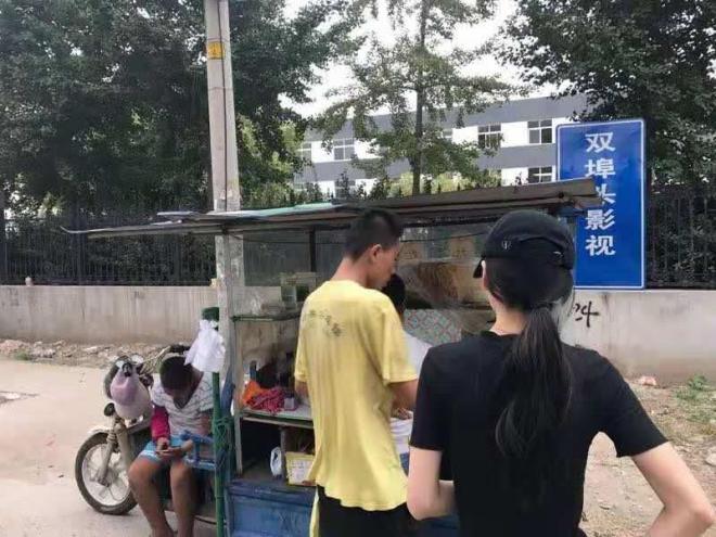 Angelababy bị 'bóc mẽ' vòng ba lép kẹp, vô tư để mặt mộc đi ăn dạo ở quán lề đường