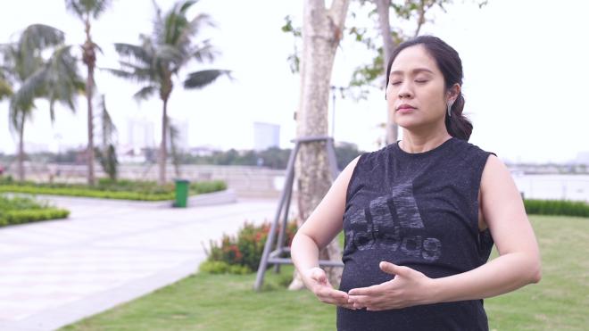 Thanh Thuý rất tích cực tập luyện các bài tập về sức khoẻ để bản thân lẫn thai nhi khoẻ mạnh hơn 2 Thanh Thúy, đức thịnh, sao việt