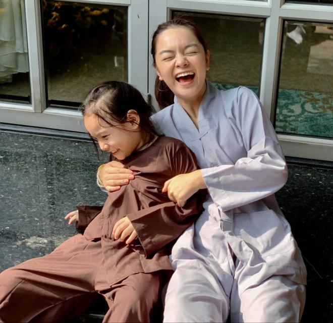 Phạm Quỳnh Anh đi chùa cùng con gái ngày đầu năm 2 Phạm quỳnh anh,con gái phạm quỳnh anh,phạm quỳnh anh ly hôn