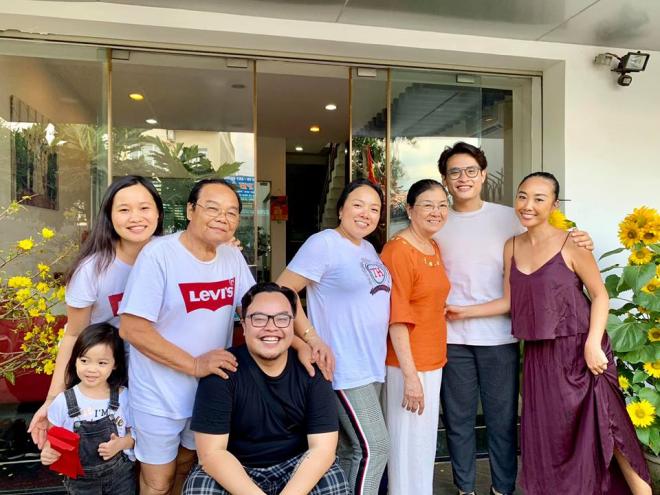 Hà anh tuấn,ca sĩ đoan trang,hà anh tuấn thăm gia đình đoan trang